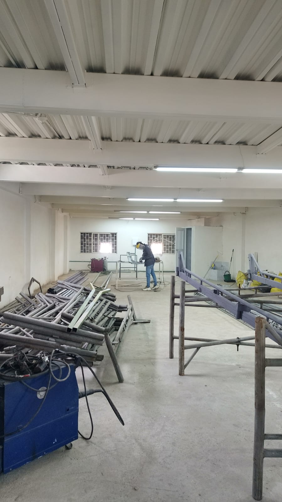 Estructura a cuatro aguas para zona de maniobras
