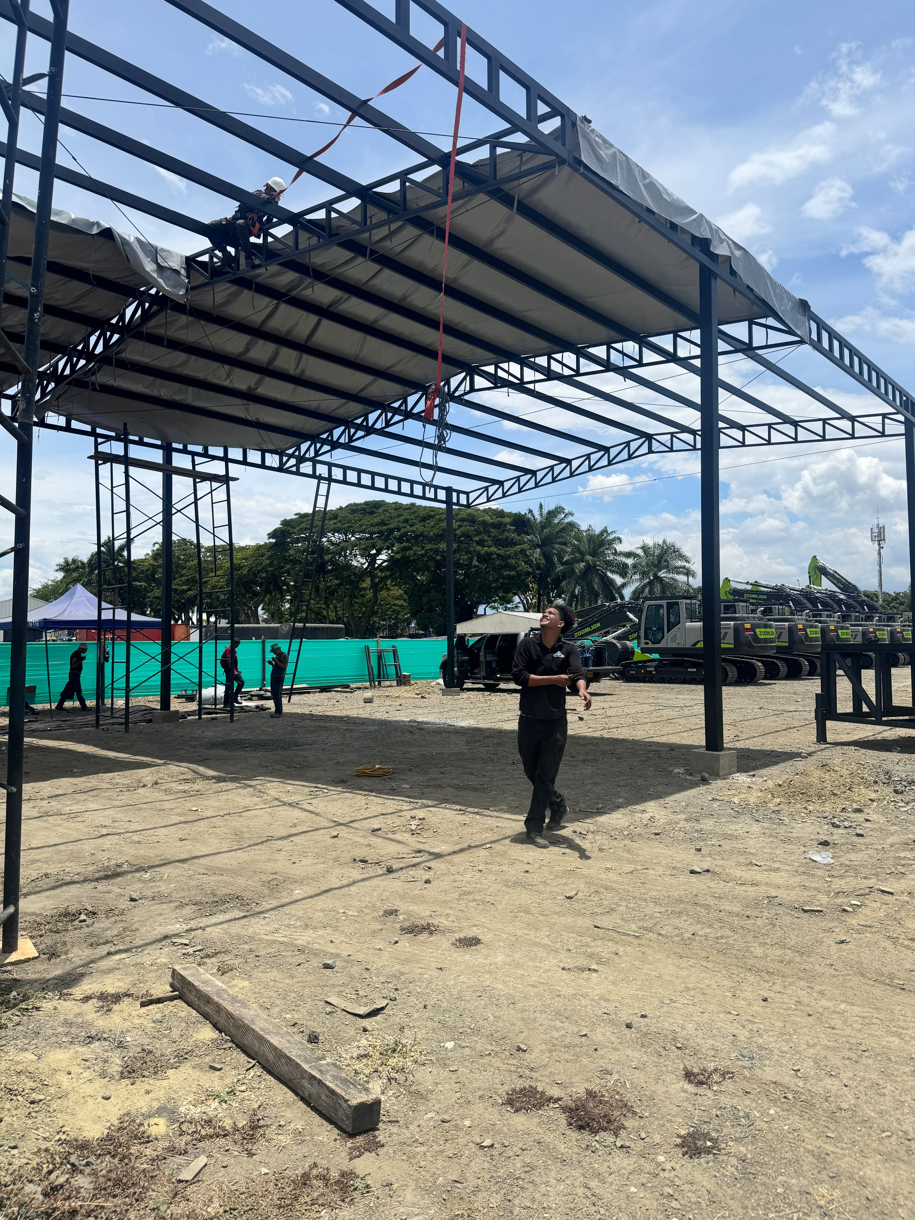 Instalación terminada en patio empresarial